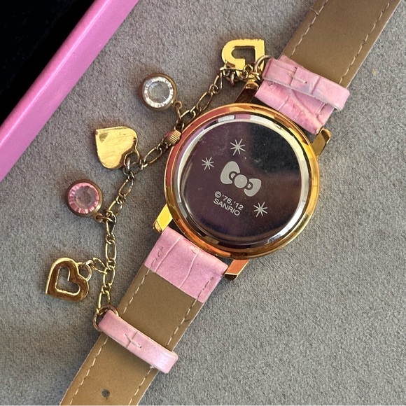 Sanrio Hello Kitty Watch with removable bracelet - Picture 6 of 9